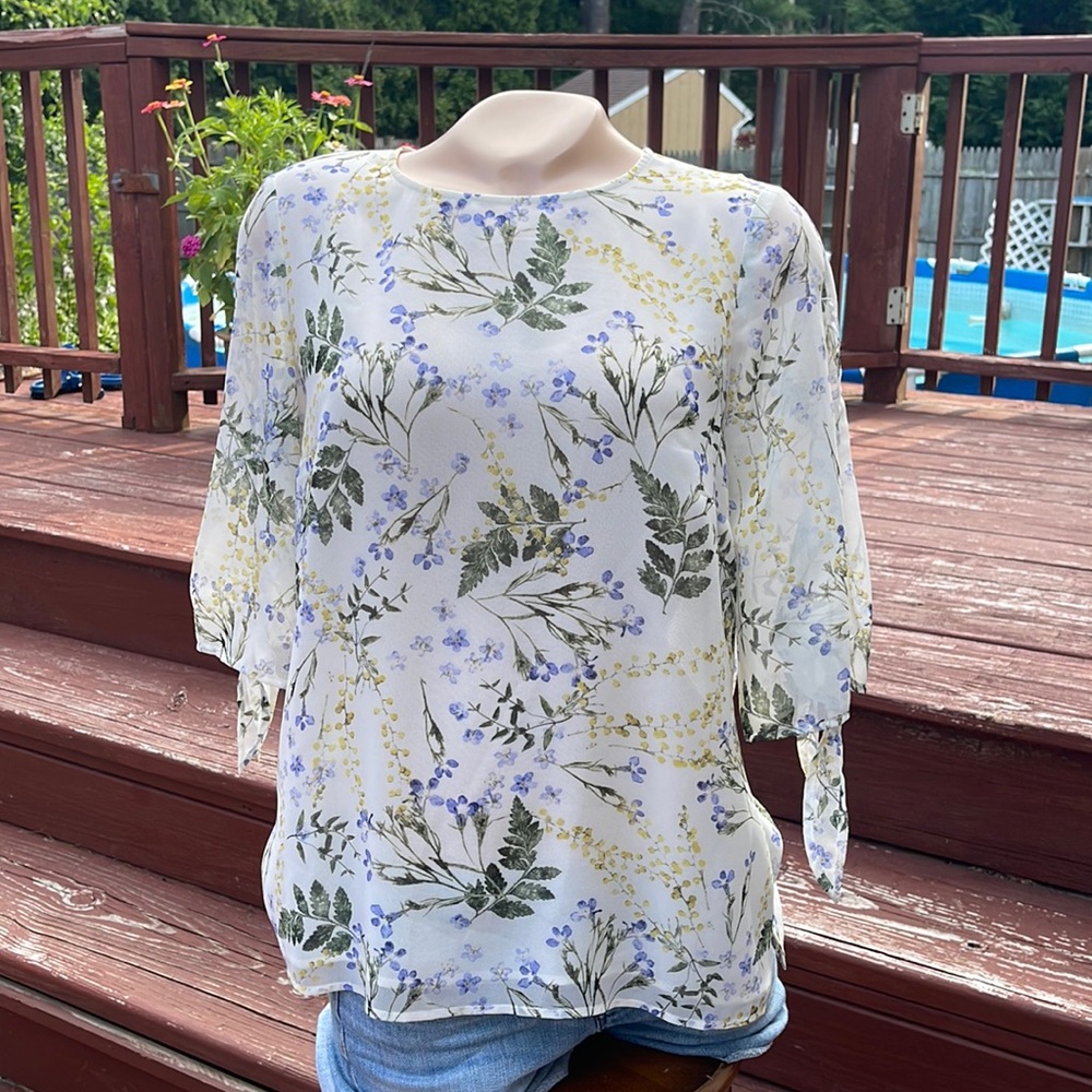 HOBBS London Sheer Floral Blouse Buttons down the back/ Tie Sleeves sz6